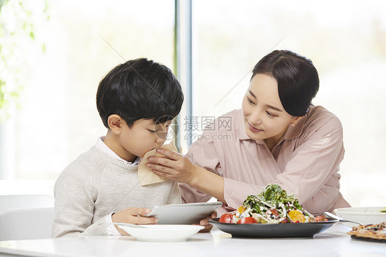 桌子神谕强烈的感情妈妈儿子餐馆图片