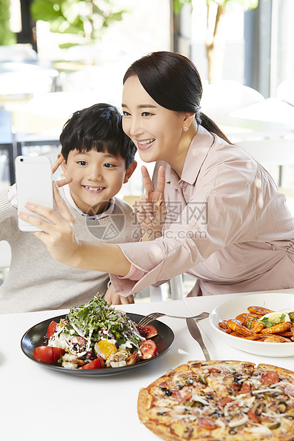 在内判断配给妈妈儿子餐馆图片