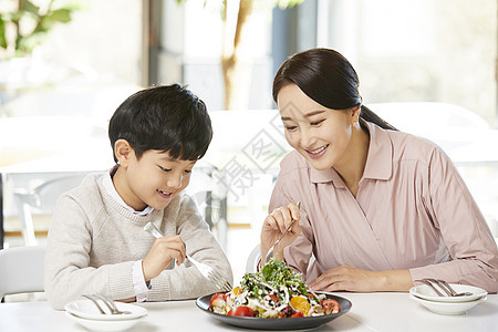 母子一起去餐馆吃大餐图片