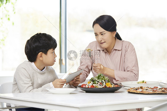 评价桌子窗妈妈儿子餐馆图片