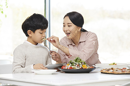 感到饿的西式文化配给妈妈儿子餐馆图片