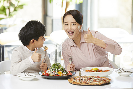 西餐披萨宣传页食堂强烈的感情叉妈妈儿子餐馆背景