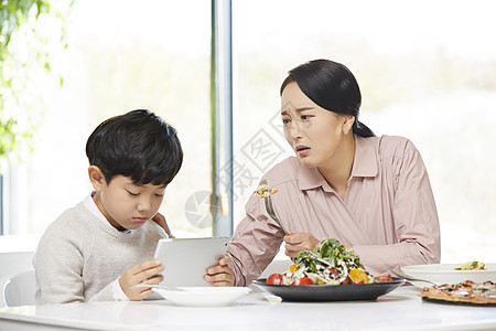 小孩评价神谕妈妈儿子餐馆图片