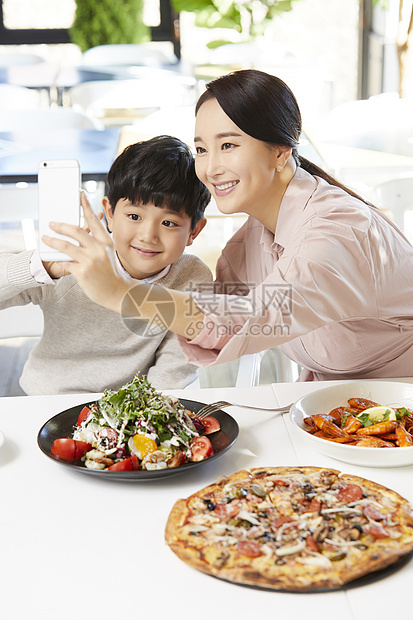 父母西式文化食物妈妈儿子餐馆图片