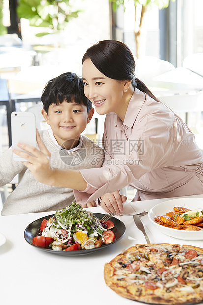 母子一起去餐馆吃大餐图片