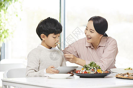 母子一起去餐馆吃大餐图片