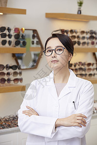 认真在眼镜店工作的成年女性图片