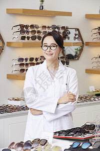 认真在眼镜店工作的成年女性配镜师图片