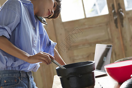 女士食物女士们工作的母亲烹饪图像图片