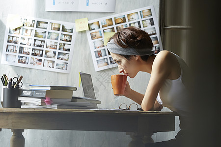 红茶个人电脑20多岁自由职业者的女形象图片