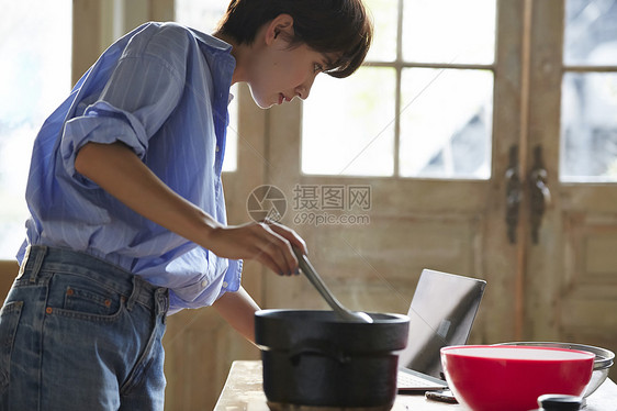 看见女生餐厅工作的母亲烹饪图像图片