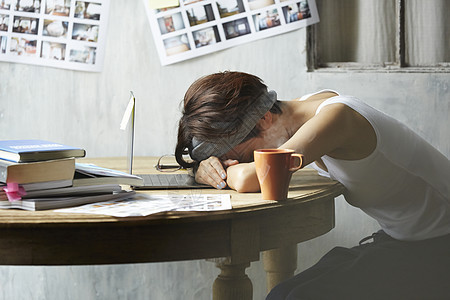 休息疲劳在家上班自由职业者的女形象图片