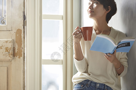 户内房屋杯子自由职业者的女形象图片