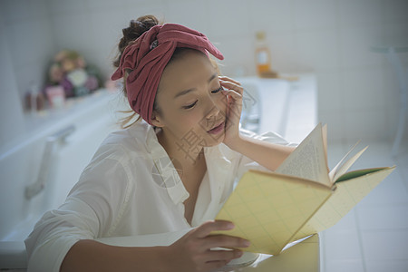 壮年人类女孩放松在卫生间里的妇女图片