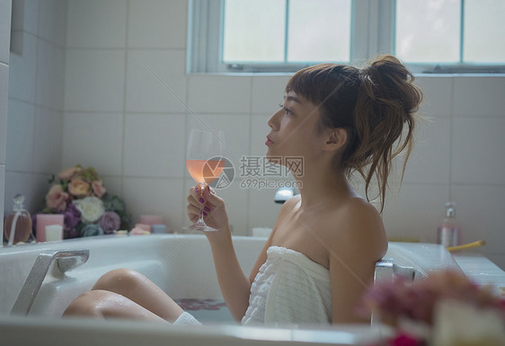 空白部分30多岁葡萄酒优雅的洗澡时间图片