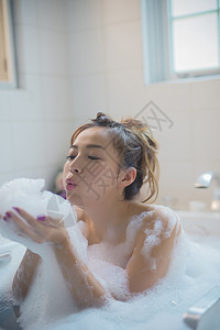 居家美女浴缸泡澡图片