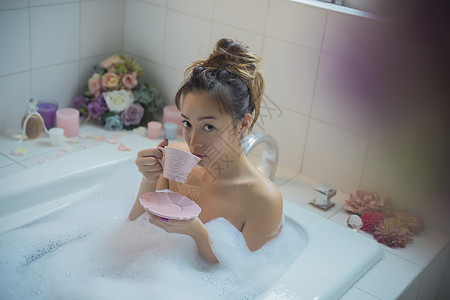 温暖浴居家美女浴缸泡澡背景