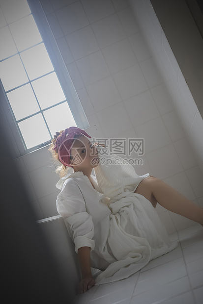 年轻女子流行美女图片放松在卫生间里的妇女