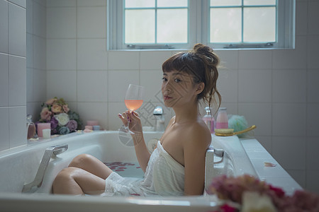 居家美女浴缸泡澡v图片