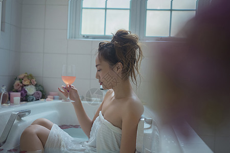 居家美女浴缸泡澡喝酒图片
