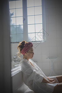 整容术二十多岁美容术放松在卫生间里的妇女图片