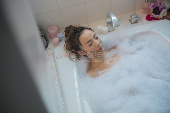 30多岁温暖人物女人享受洗澡时间图片