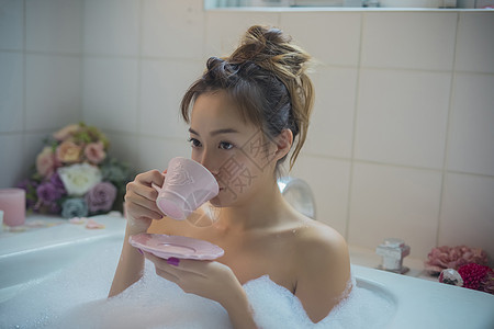 留白壮年室内女人享受洗澡时间图片