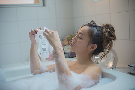 气泡面膜素材居家美女浴缸泡澡背景