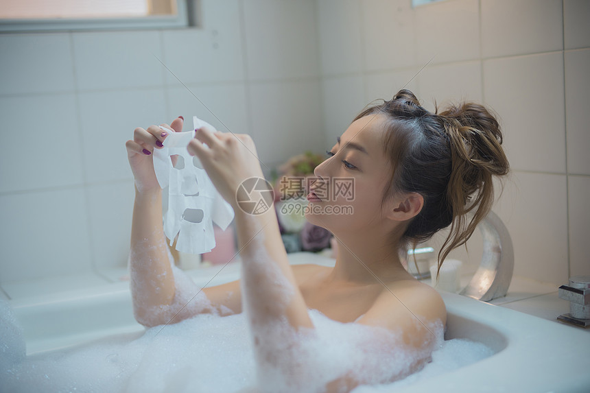 居家美女浴缸泡澡图片