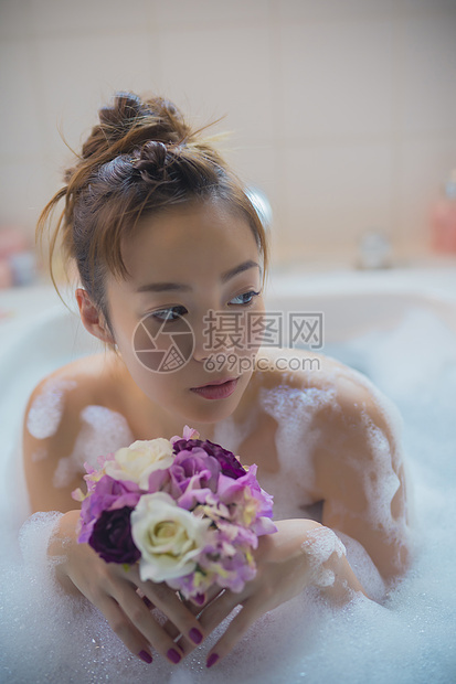 女生轻松舒适女人享受洗澡时间图片