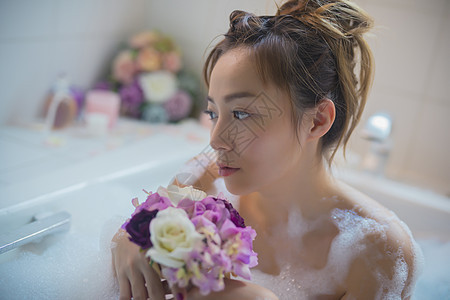 二十多岁排毒假日女人享受洗澡时间图片