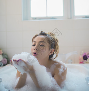 排毒年轻泡沫女人享受洗澡时间图片