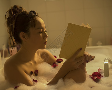 在房间泡澡的青年女性图片