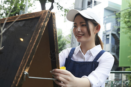 咖啡店认真工作的男女员工图片