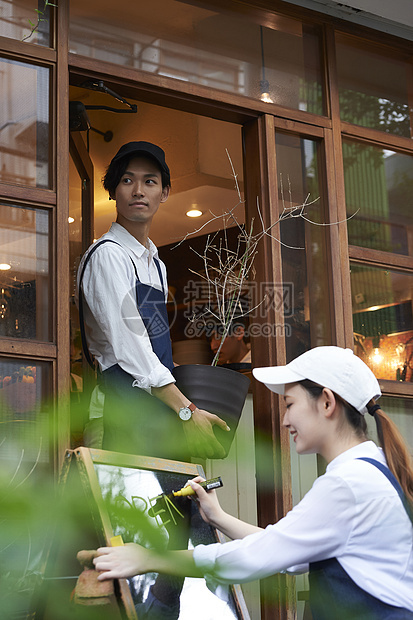 咖啡店认真工作的男女员工图片