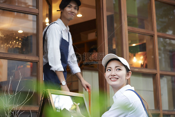 咖啡店认真工作的男女员工图片