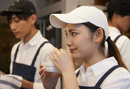 咖啡店认真工作的年轻男女图片