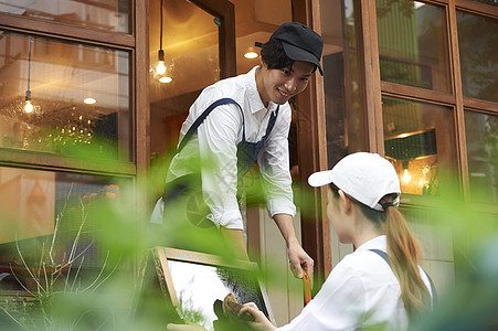 咖啡店认真工作的年轻男女图片