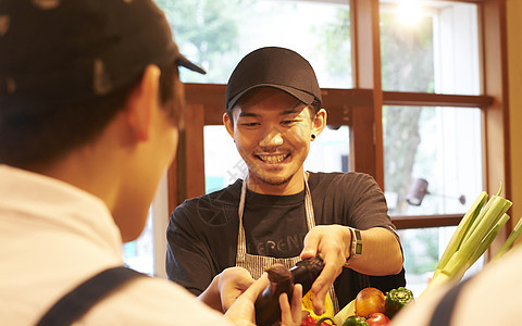 咖啡店认真工作的年轻男女图片