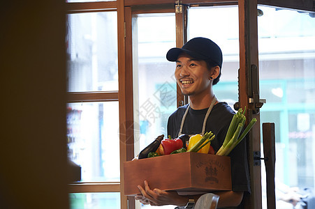 咖啡店认真工作的年轻男女图片