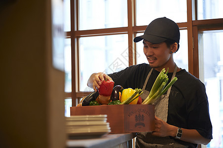 咖啡店认真工作的年轻男女图片