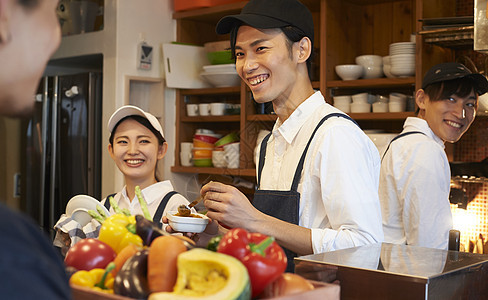 咖啡店认真工作的年轻男女图片