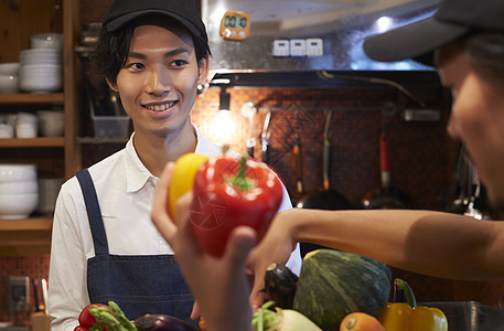 咖啡店认真工作的年轻男女图片