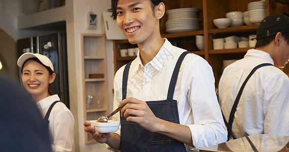 咖啡店认真工作的年轻男女图片