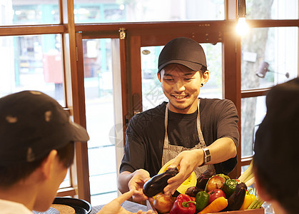 咖啡店认真工作的年轻男女图片