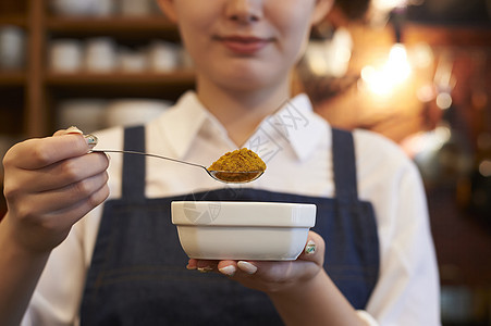 人类主厨计数器咖啡厅员工准备香料图片