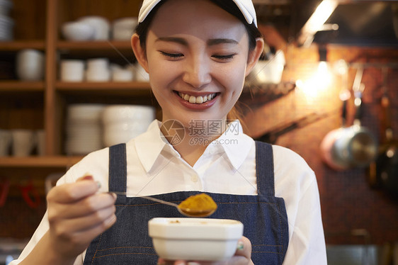 在咖啡店厨房认真工作的年轻男女图片