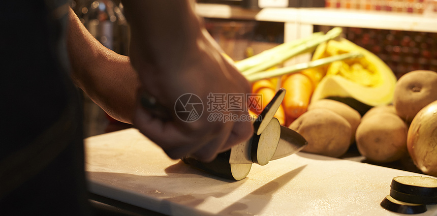 在咖啡店厨房认真工作的年轻男女图片