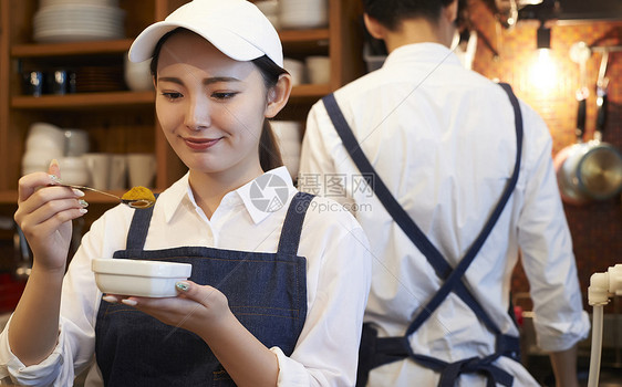 在咖啡店厨房认真工作的年轻男女图片