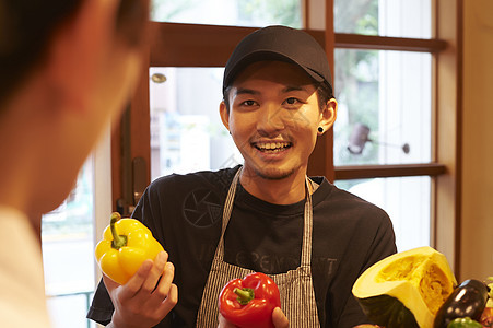 在咖啡店厨房认真工作的年轻男女图片